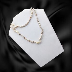 🌲10/$20. Halo Hattie ~ Elegant Shell Necklace